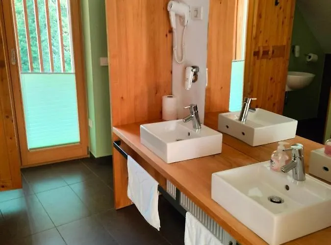 伯祖卡耶尔卡酒店 3*