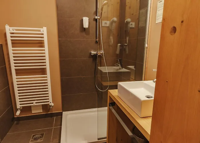 伯祖卡耶尔卡酒店 3* Goreljek